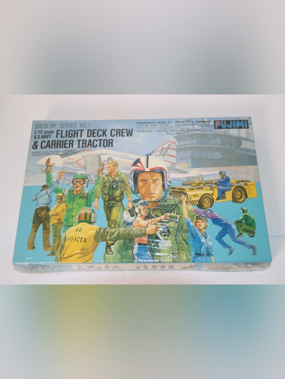 Fujimi-Flight Deck Crew & Carrier Tractor 1/72 Scale U.S. Navy (Factory Sealed)